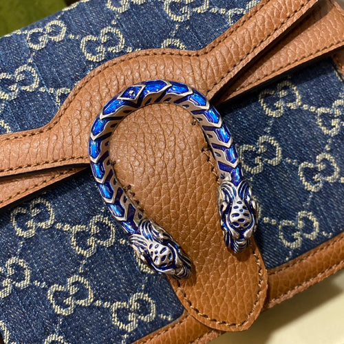 Belle Filles Series Liquor God Small Number 20cm Genuine Price, Everyone says it's a hit. So this year's fashion items will surely include denim silhouettes. All major bloggers have a retro bag. New color denim plus leather design is really praiseworthy. Retro but not too heavy. The texture and color of denim make it look a bit casual and very daily. I can think of countless pairings. Limited edition, let you fall in love with retro denim 👖 Size 20x15.5x5cm