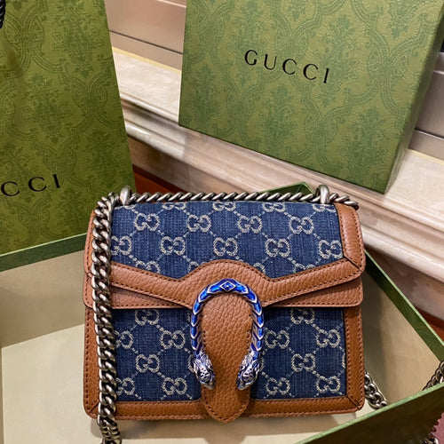 Belle Filles Series Liquor God Small Number 20cm Genuine Price, Everyone says it's a hit. So this year's fashion items will surely include denim silhouettes. All major bloggers have a retro bag. New color denim plus leather design is really praiseworthy. Retro but not too heavy. The texture and color of denim make it look a bit casual and very daily. I can think of countless pairings. Limited edition, let you fall in love with retro denim 👖 Size 20x15.5x5cm