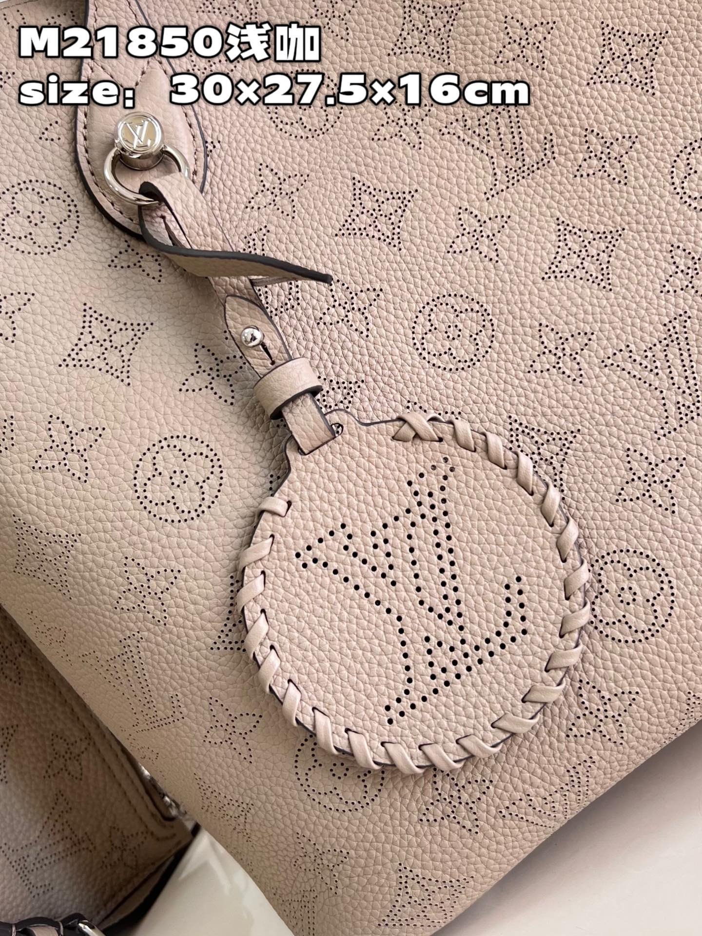 [Exclusive Real Shot M21850 Light Coffee] Blossom Large Handbag, selected with hollow cowhide, with casual versatile practical functions. The inner layer is equipped with a detachable chain bag, which can easily hold daily necessities; the handle is convenient for hand-carrying or arm-carrying, and the detachable and adjustable shoulder strap adds a shoulder-back and crossbody option. Detailed specifications 30x 27.5 x 16 cm